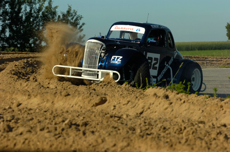 Hidtil har det været utilsigtet, hvis en Legend Car har kørt på løst underlag, men den 17. september præsenteres klassen i offroad-sporten på Løvelbanen ved Viborg.